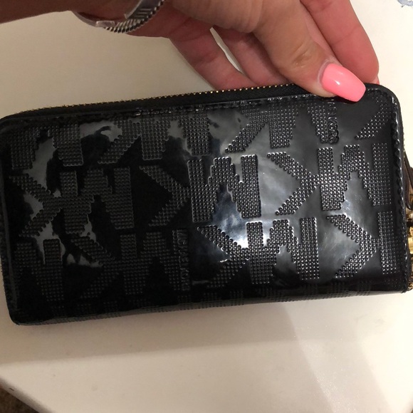 Michael Kors MK leather wristlet with phone pocket - Picture 3 of 4